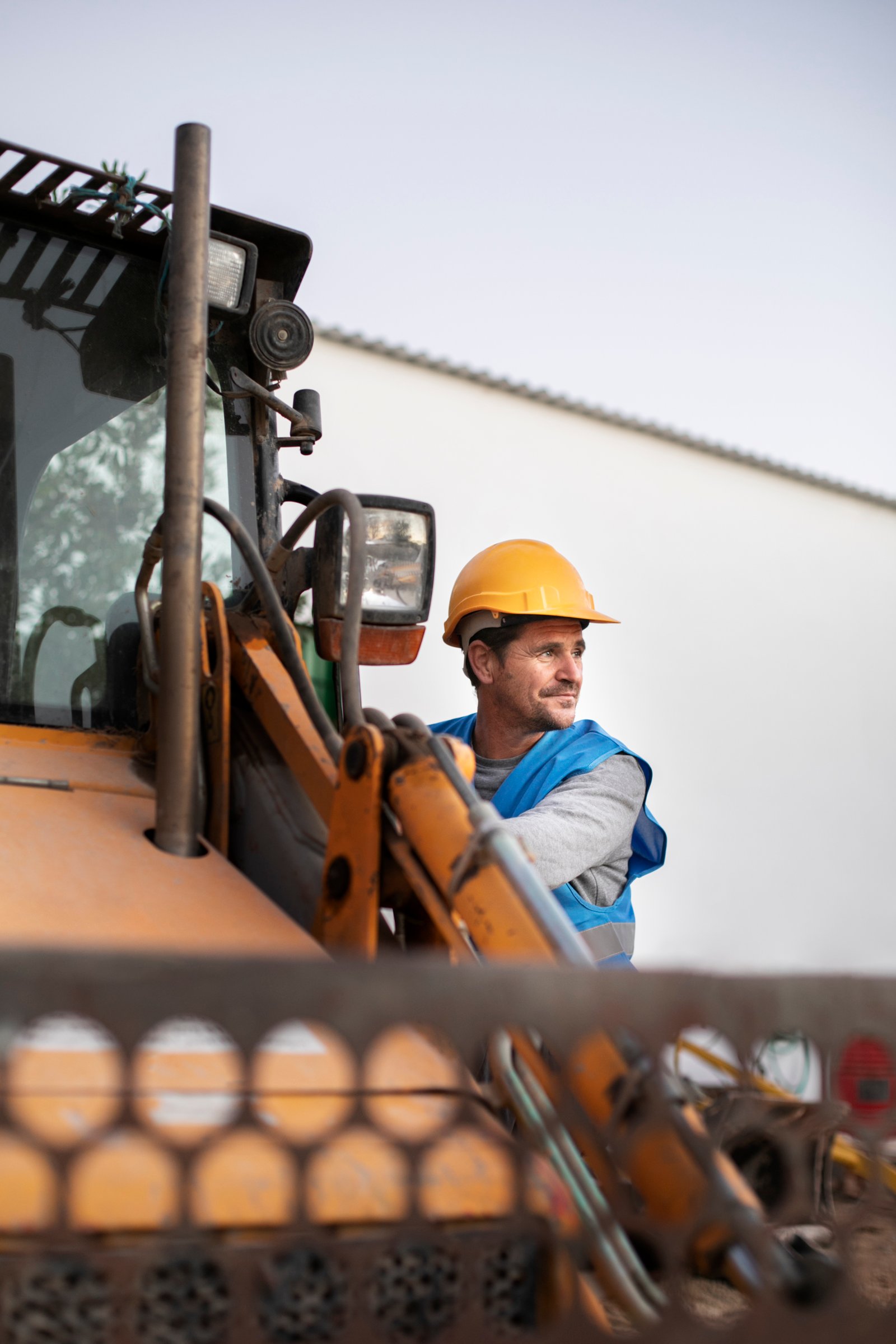Equipe TSS Serviços trabalhando juntos em obra de terraplenagem
